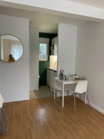 LOUÉ .


11 rue de Bapaume - Lille
Résidence les moulins -
Dans un parc sécurisée , appartement meublé en rez de jardin de type 1 bis offrant une entrée-une salle de douche complète ( douche meuble vasque ,wc) un dégagement sur la pièce principale avec grand placard/dressing - séjour et l'espace nuit-cuisinette équipée( réfrigérateur, plaques de cuisson , four multifonctions, machine linge, vaisselle..)
Chauffage et eau chaude Elec individuel.volets roulants
Loyer 550 euros +40 euros charges soit 590 euros ( prov. eau froide , commun, prov  taxes ordures ménagères)
parking vélos-
Proche du parc Jb Lebas,Espace st Sauveur
 commerces, métro, station vélo ...
Honoraire 380 euros Constitution du dossier-Visite-Rédaction du contrat dont Etat des lieux)
Secteur loyer encadré -loyer majoré 18,1 euros  ( +43,20 euros ) logement renové( peinture,sanitaire, gd placard dressing, meubles et électroménager) 
Exclusivité Barbara IMMOBILIER