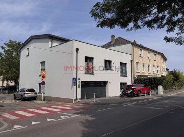 Immo Losch vous propose à la location ce local commercial ou espace de bureaux idéalement situé au 22, rue des Remparts à Echternach, en face de l'Hospice Civil d'Echternach. Grâce à son excellente visibilité et à sa situation centrale, ce bien conviendra parfaitement à une profession libérale, un cabinet médical ou paramédical, une société de services ou encore une activité administrative.

Situé au rez-de-chaussée d'un immeuble de seulement quatre unités, entièrement rénové entre 2016 et 2017, ce local développe une surface de 66,43 m² offrant un environnement de travail moderne, lumineux et fonctionnel.

L'aménagement actuel permet de disposer de cinq à six espaces de travail, facilement adaptables selon les besoins de votre activité. Un coin cuisine ou espace de repos permet d'offrir un cadre de travail agréable aux collaborateurs, tandis que le bloc sanitaire comprend deux WC séparés.

Les prestations techniques sont de qualité avec des fenêtres en PVC à triple vitrage, équipées de stores électriques, garantissant un excellent confort thermique et acoustique.

Le mobilier actuellement présent peut être repris, en tout ou en partie, selon les besoins du futur locataire, permettant une installation rapide et limitant les coûts d'aménagement.

Une localisation stratégique

Situé au cœur d'Echternach, la plus ancienne ville du Luxembourg, ce local bénéficie d'un emplacement recherché. À proximité immédiate du centre-ville, des commerces, des administrations, des restaurants et des transports en commun, il profite également d'un passage régulier grâce à la présence de l'Hospice Civil juste en face. Echternach est un pôle régional dynamique accueillant de nombreux services, professions libérales et entreprises, tout en bénéficiant d'une excellente connexion avec la région de Mersch, Junglinster ainsi que la frontière allemande.

Ce bien constitue une excellente opportunité pour toute entreprise souhaitant s'implanter dans un environnement professionnel de qualité, au sein d'une commune dynamique et attractive.

Pour tout renseignement complémentaire ou pour organiser une visite, n'hésitez pas à contacter Immo Losch :
 +352 26 53 26 11
 info@immolosch.lu

 ---------- 
Immo Losch bietet Ihnen an, diesen Gewerberaum oder Büroraum in der ideal gelegenen Adresse 22, rue des Remparts in Echternach, gegenüber dem Bürgerhospiz von Echternach zu mieten. Dank seiner hervorragenden Sichtbarkeit und seiner zentralen Lage eignet sich diese Immobilie perfekt für eine freie Berufstätigkeit, eine Arzt- oder paramedizinische Praxis, ein Dienstleistungsunternehmen oder eine administrative Tätigkeit.

Im Erdgeschoss eines Gebäudes mit nur vier Einheiten, das zwischen 2016 und 2017 vollständig renoviert wurde, bietet dieser Raum eine Fläche von 66,43 m² und eine moderne, helle und funktionale Arbeitsumgebung.

Die aktuelle Raumaufteilung ermöglicht fünf bis sechs Arbeitsplätze, die je nach Bedarf leicht angepasst werden können. Eine Küchen- oder Ruhezone sorgt für ein angenehmes Arbeitsumfeld für die Mitarbeiter, während der Sanitärblock zwei separate WCs umfasst.

Die technischen Anlagen sind von hoher Qualität, mit PVC-Fenstern mit Dreifachverglasung, die mit elektrischen Jalousien ausgestattet sind, und garantieren einen hervorragenden thermischen und akustischen Komfort.

Die derzeitige Möblierung kann je nach Bedarf des zukünftigen Mieters ganz oder teilweise übernommen werden, was eine schnelle Einrichtung ermöglicht und die Einrichtungs kosten begrenzt.

Strategische Lage

Im Herzen von Echternach gelegen, der ältesten Stadt Luxemburgs, profitiert dieser Raum von einer begehrten Lage. In unmittelbarer Nähe zum Stadtzentrum, Geschäften, Behörden, Restaurants und öffentlichen Verkehrsmitteln gelegen, profitiert er auch von regelmäßigem Durchgangsverkehr, da die Bürgerhospiz direkt gegenüber liegt. Echternach ist ein lebendiges regionales Zentrum mit vielen Dienstleistungen, freien Berufen und Unternehmen, das gleichzeitig über eine ausgezeichnete Anbindung an die Regionen Mersch, Junglinster sowie die deutsche Grenze verfügt.

Diese Immobilie stellt eine hervorragende Gelegenheit für jedes Unternehmen dar, das sich in einem hochwertigen professionellen Umfeld ansiedeln möchte, in einer dynamischen und attraktiven Gemeinde.

Für weitere Informationen oder um eine Besichtigung zu vereinbaren, zögern Sie nicht, Immo Losch zu kontaktieren:
 +352 26 53 26 11
 info@immolosch.lu

 ---------- 
Immo Losch offers you this commercial space or office space for rent, ideally located at 22, rue des Remparts in Echternach, opposite the Civil Hospice of Echternach. Thanks to its excellent visibility and central location, this property will be perfect for a liberal profession, a medical or paramedical office, a service company, or an administrative activity.

Located on the ground floor of a building with only four units, entirely renovated between 2016 and 2017, this space has an area of 66.43 m², providing a modern, bright, and functional work environment.

The current layout allows for five to six workspaces, easily adaptable according to the needs of your activity. A kitchenette or resting area provides a pleasant work setting for employees, while the sanitary block includes two separate toilets.

The technical features are of high quality with PVC triple-glazed windows, equipped with electric blinds, ensuring excellent thermal and acoustic comfort.

The furniture currently present can be taken over, in whole or in part, according to the needs of the future tenant, allowing for quick installation and reducing renovation costs.

A strategic location

Located in the heart of Echternach, the oldest city in Luxembourg, this space benefits from a sought-after position. In immediate proximity to the city center, shops, administrations, restaurants, and public transportation, it also benefits from regular passage thanks to the presence of the Civil Hospice right in front. Echternach is a dynamic regional hub hosting numerous services, liberal professions, and businesses, while enjoying excellent connectivity with the Mersch, Junglinster region, and the German border.

This property is an excellent opportunity for any company wishing to establish itself in a high-quality professional environment within a dynamic and attractive municipality.

For further information or to organize a visit, do not hesitate to contact Immo Losch: +352 26 53 26 11 info@immolosch.lu