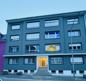 Cet appartement à vendre est situé dans la commune de Pétange, une charmante ville du Luxembourg. 

Détails de la propriété: Découvrez un spacieux appartement de 97 m², idéal pour ceux qui recherchent un cadre de vie confortable et fonctionnel. 

- Hall d'entrée 
- Cuisine équipée avec accès terrasse 
- Grand salon / living
- 2 chambres à coucher 
- Salle de bains 

- cave 
- jardin commun

À proximité: Rodange offre un cadre de vie agréable avec de nombreuses commodités à proximité. L'ambiance du quartier est conviviale et familiale, idéal pour profiter d'un quotidien serein. Vous trouverez des établissements scolaires de qualité ainsi que diverses options pour l'éducation. Pour vos sorties shopping et loisirs, de nombreux magasins et restaurants sont facilement accessibles. Les amateurs de nature pourront profiter des parcs et activités de plein air. En termes de santé, plusieurs services de soins sont disponibles dans les environs. La ville est également bien desservie par les transports en commun, facilitant vos déplacements au quotidien.

Surfaces et dimensions données à titre indicatif.

Pour plus d'informations ou pour organiser une visite, n'hésitez pas à nous contacter.

Moura Jemp  
+352621216646