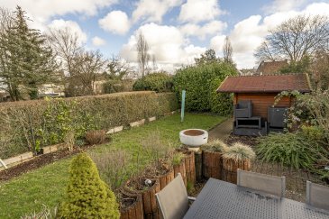 Maison libre de 3 côtés à Esch-sur-Alzette

Découvrez cette charmante maison offrant une surface habitable de 122 m²: Au rez-de-chaussée, vous serez accueilli par une entrée qui mène à une cuisine spacieuse et à une salle à manger et à une salle de bain. La cuisine équipée donne également accès à un salon lumineux qui s'ouvre sur le jardin.

À l'étage, vous trouverez une grande chambre parentale avec une salle d'eau attenante ainsi que deux autres chambres au dernier étage.

À l'extérieur, le jardin se distingue par une terrasse aménagée avec barbecue, un cabanon de jardin et un espace jacuzzi, idéal pour vos moments de détente en plein air. Vous bénéficierez également d'un accès à une aire de jeux et à un espace vert depuis le jardin.

Cette maison conserve de nombreux détails d'origine, comme un escalier d'époque qui lui confère du caractère, et un parquet au sol qui apporte chaleur et élégance. La toiture a été récemment refaite, garantissant ainsi une protection fiable et une isolation optimale, ce qui représente un atout majeur pour votre confort.

Au sous-sol, vous trouverez une buanderie, une pièce polyvalente, et un WC séparé. L'offre inclut également un garage.

Située dans un quartier calme et convivial, cette maison est à proximité de toutes les commodités, garantissant ainsi une qualité de vie exceptionnelle.

Ne manquez pas cette occasion unique de devenir propriétaire de cette superbe maison ! Contactez-nous dès aujourd'hui pour organiser votre visite.