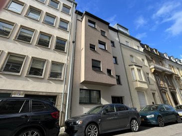 Construite en 2012 et située dans un quartier résidentiel du centre-ville, belle résidence disposant de +/- 260 m2 habitables sur 1,43 ares de terrain privatif, comprenant :

Au Rez-de-chaussée :
Un appartement de 40 m², comprenant un hall d'accueil, un salon / salle à manger, une cuisine équipée ouverte sur salle à manger, une chambre à coucher, une salle de douche avec WC, une terrasse de 11,50 m².
Cave privative et buanderie commune en sous-sol.
Actuellement loué à 1 300 €/ mois hors charges.

Au 1er étage :
Un appartement de 53 m², comprenant un hall d'accueil, un salon / salle à manger, une cuisine équipée ouverte sur salle à manger, une chambre à coucher, une salle de douche avec WC.
Cave privative et buanderie commune en sous-sol.
Actuellement loué à 1 350 €/ mois hors charges.

Au 2ème étage :
Un appartement de 53 m², comprenant un hall d'accueil, un salon / salle à manger, une cuisine équipée ouverte sur salle à manger, une chambre à coucher, une salle de douche avec WC.
Cave privative et buanderie commune en sous-sol.
Actuellement loué à 1 350 €/ mois hors charges.

Au 3eme et dernier étage :
Un appartement de type « duplex » de 109 m2, comprenant un hall d'accueil, un salon, une cuisine équipée ouverte sur salle à manger, 2 chambres à coucher, 2 salles de douche avec WC, un open-Space pour bureau ou dressing, un accès par échelle de service au grenier sous combles.
Cave privative et buanderie commune en sous-sol.
Actuellement loué à 2200€/ mois hors charge.

La résidence dispose d'un cadastre vertical qui permet la revente lot par lot.

Chaque appartement dispose d'une cave et d'un branchement dans la buanderie commune au sous-sol.
L'immeuble dispose d'un local Chaufferie et local compteur ainsi qu'un espace pour les vélos au sous-sol et un jardin commun sur l'arrière de l'immeuble.

En parfait état d'entretien, les appartements ainsi que les parties communes de la résidence ne nécessitent aucun travail de rénovation.
Chaudière condensation au gaz, fenêtres en triple vitrage et tous volets électriques.

Située dans un quartier résidentiel du centre-ville, dans le quartier des ambassades/consulats, et à proximité de la gare.
La résidence dispose d'un passeport énergétique C/C.