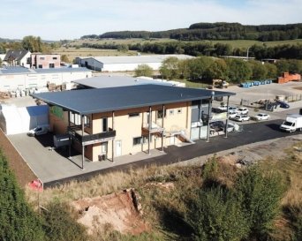 A vendre dans la Zone Industrielle de Mertzig, restaurant-brasserie avec fond de commerce (cuisine équipée, tables, chaises..........)

Grande pièce de 149m² de 50-60 couverts, cuisine équipée, toilettes, réserve.
Belle terrasse de 80m².
14 emplacements de parking.
