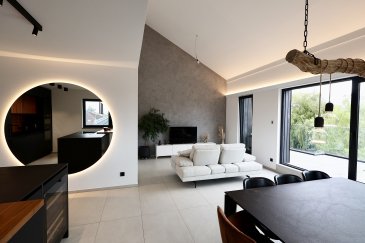 LX2 Immo bietet Ihnen eine hochwertige Wohnung in Capellen zum Verkauf an - 2 Schlafzimmer - 86,49 m² Wohnfläche + 13,0 m² Balkon.

Die im Jahr 2023 fertiggestellte, moderne Residenz überzeugt durch ihre ruhige Lage, hohe Bauqualität und zeitloses Design. Die Wohnung befindet sich im 2. und letzten Obergeschoss und besticht durch Helligkeit, großzügige Räume und eine elegante Ausstattung.

Sie umfasst ein großes Wohnzimmer mit hoher Decke und direktem Zugang zum 13 m² großen Balkon, eine offene Küche, zwei Schlafzimmer (12,49 m² und 10,40 m²), ein Duschbad mit WC sowie ein separates WC.

Eine private Kellerfläche von 6 m², eine gemeinschaftliche Waschküche, eine geschlossene Garage (einzigartig in der Residenz) sowie ein privater Außenstellplatz runden dieses exklusive Angebot ab.

Hauptmerkmale:

Wohnfläche: 86,49 m²

Balkon: 13,0 m²

Privater Keller: 6 m²

Gemeinsame Waschküche

Geschlossene Garage (die einzige in der Residenz) + privater Außenstellplatz

Hochwertige Ausstattung

Die Wohnung ist vollständig mit einem KNX-Smart-Home-System ausgestattet.

Kontrollierte Wohnraumlüftung - Energieklasse AB

Neubau (2023)

Verfügbar ab Januar/Februar 2026

Lage: Capellen, in unmittelbarer Nähe zur Stadt Luxemburg, mit schneller Autobahnanbindung und allen Annehmlichkeiten in Reichweite.

Für weitere Informationen kontaktieren Sie mich bitte direkt unter +352 691 303 720 oder per E-Mail an immo@lx2.lu