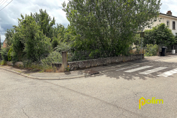Nouveauté sur les hauteurs, dans un quartier calme..  Beau terrain plat de 3 ares 11 ca libre de toute construction. Cu accepté, viabilité en bordure de route, idéal pour un joli projet immobilier.
 Les informations sur les risques auxquels ce bien est exposé sont disponibles sur le site Géorisques : www.georisques.gouv.fr