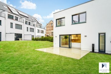 Située dans le village de Berg, entre Niederanven et Grevenmacher, cette maison unifamiliale datant de 2020 possède ± 146 m² habitables agencés comme suit :

Au rez-de-chaussée, le hall d'entrée de ± 9 m² dessert le séjour de ± 39 m², une belle et grande cuisine séparée de ± 19 m², un bureau de ± 8 m², un wc invités de ± 2 m² et un palier menant à l'étage de ± 7 m². L'ensemble est agrémenté d'une belle terrasse d'environ de 25 m².

Au 1er étage, le hall de nuit de ± 3 m² dessert trois chambres de ± 19, 15 et 13 m², une salle de bain de ± 7 m² avec douche à l'italienne et une salle de douche de ± 6 m².

Le sous-sol comprend un garage de ± 31 m² et une buanderie/chaufferie/cave de ± 27 m².

Un emplacement de parking devant le garage ainsi qu'un agréable jardin complète ce bien.

Détails complémentaires :

- Panneaux solaires en toiture ;
- Chauffage au sol dans toute la maison ;
- Belle région, école de Roodt-sur-Syre, commerces, transports en commun (bus, train), ... à proximité ;
- Situé à 20 km du Kirchberg ;

- Contrat de 3 ans reconductible d'année en année ;
- Loyer: 3500 € / mois
- Garantie bancaire: 2 mois de loyer ;
- Frais d'agence: 1 mois de loyer + tva à 17%.

Personne de contact:
Achille De Villers
Tel. +352 / 621 10 80 10
email: achille@vanmaurits.lu