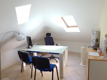 Situé en pleine centre de Mondorf-les-Bains, A LOUER 1 BUREAU MEUBLE PRIVATIF avec à partager  en commun un coin accueil pour les clients, une cuisine équipée, une salle de douche et WC, et un ascenseur.

Tout pour accueillir plusieurs collaborateurs confortablement.
Rénové à neuf, le cadre de travail est optimal et agréable.
Grande facilité de parking à 50 m !
Idéal pour PROFESSION LIBERALE (médecin, spécialiste, assureur…), activités de BUREAU/SERVICES ou TERTIAIRE.

UNE VISITE S'IMPOSE !

LOYER : 600 EUR/mois
AVANCES SUR CHARGES : 70 EUR/mois
CAUTION : 670 EUR
DISPONIBILITE : immédiate
Frais d'agence
