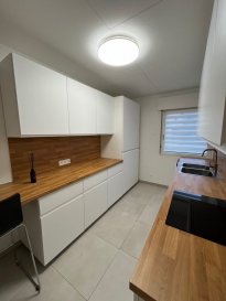 Maison individuelle de 116m2 sur un terrain de + ou 6 ares .
Ce bien entièrement rénové comprend: entrée, double séjour avec cheminée à insert et accès terrasse et jardin, cuisine moderne équipée (four, plaque induction, hotte aspirante, four, réfrigérateur, lave vaisselle), deux chambres dont une avec placard, salle de bains avec douche, WC.
Au 1er deux chambres, sale de bains avec douche et WC.
Sous sol complet : garage, 3 caves et une buanderie.
A l'extérieur jardin arboré.
Les charges comprennent : taxe ordures ménagères et entretien gazon.
Le montant des frais de bail et d'état des lieux à la charge des locataires sont de 1330€ (970€ + 360€)