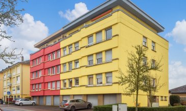 Situé à Howald, dans une zone résidentielle calme tout en étant proche de Luxembourg-ville, au dernier étage d'une copropriété soignée de 8 unités avec ascenseur, cet appartement de ± 68 m² profite d'une vue panoramique et dégagée sur la ville (Kirchberg, Belair et Bertrange).
 
L'ascenseur conduit jusqu'au 3ème étage, le dernier étage est accessible par les escaliers. 

La porte d’entrée s’ouvre sur un hall ± 4 m² desservant, à sa gauche, un lumineux séjour ± 28 m² disposant d’un accès à la terrasse ± 10 m² orientée nord-ouest ainsi qu’une salle de bain ± 4 m² (baignoire, lavabo et wc).
A droite, ce même hall d'entrée dessert une chambre à coucher ± 14 m² et une cuisine indépendante ± 8 m² avec accès à la 2ème terrasse ± 8 m² orientée sud-est. 

La cuisine peut être facilement transformée en 2ème chambre d’enfant si vous optez pour une cuisine ouverte dans le séjour. 
 
Une cave privative ± 2 m², un petit jardin ainsi qu’une buanderie commune situés au rez-de-chaussée complètent l’offre. 
 
Détails complémentaires :

• Vue et luminosité exceptionnelles ;
• Libre de suite ;
• Double vitrage (2018), volets électriques ;
• Rafraîchissements à prévoir ;
• Possibilité d'intégrer la cuisine au séjour (comme sur les plans d'origine) et de créer une deuxième chambre dans la cuisine actuelle ;
• Environnement calme (zone 30km/h) ;
• Avances sur charges : 155 €/mois.
• Situation idéale: proche de Luxembourg-Ville (2,5 km), des accès autoroutiers et de toutes commodités (gare, transports publics, commerces, écoles, …).

Agent responsable : Florian Apolinario
E-Mail : florian@vanmaurits.lu
Mobile : (+352) 691 110 397
