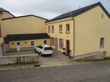 Texte français ci-dessous.
Restauriertes Anwesen mit Innenhof im Herzen von Herborn, einem romantischen, ruhigem Dorf mitten in Wäldern und Wiesen.

Das Haupthaus, das ehemalige Bistrot des Dorfes, wurde mit viel Liebe zum Detail und unter Verwendung vieler originaler Materialen restauriert. Eine typische Eingangshalle öffnet sich zur grossen, modernen und zentralen Küche mit hohen Decken und Zugang zu den restlichen Räumlichkeiten dieser Etage. Des Weiteren finden sich hier ein grosses Wohnzimmer mit Kamin und Zugang zum Innenhof, ein Esszimmer, ein kleines Büro und ein Gäste WC. Im hinteren Teil liegt ein toller, hoher Raum mit Glasdach, der als Bibliothek genutzt wird. Hier gibt es einen weiteren Kamin, der an die Zentralheizung angeschlossen ist und eine Fussbodenheizung. Im ersten Stock liegen ein grösseres und 3 kleinere Schlafzimmer, ein Bad mit Dusche und ein traumhaftes, modernes Design-Badezimmer mit Dusche, Badewanne und 2 Waschbecken. Durch die hohen Decken hat der Raum eine grandiose Ausstrahlung. Der Speicher im 2.Stock ist isoliert aber noch nicht ausgebaut und lädt zu weiteren Schlafzimmer, Spa & Fitnessraum oder Spielzimmer ein. Hier kann man alle Fantasien ausleben. Im Kellerschoss gibt es eine Waschküche, den Heizungskeller und einen grossen Gewölberaum, der sich für eine traumhafte Weinlagerung und/oder als Partykeller eignet. 
Das Haus verfügt über eine Buderus Mazoutheizung , welche durch Sonnenkollektoren unterstützt wird. Die Fenster mit Doppeltverglasung wurden vor einer Zeit erneuert. Das gesamte Haus präsentiert sich in einem sehr guten Zustand.

Auf der anderen Seite des Innenhofes steht die ehemalige Scheune, die im unteren Bereich eine grosszügige Garage besitzt. Im ersten Geschoss ( in der Höhe der oberen Hauptstrasse ) gibt es ein geräumiges Atelier/Garage und im 2.Stock einen ausbaufähigen Speicher. Nach Absprache mit der Gemeinde kann man dieses Gebäude unter Umständen zu Wohnzwecken umbauen.

Der private Innenhof ist zu einer sehr ruhigen, kleinen Strasse offen und kann mit einfachen Mittel mit einem möglichen Tor geschlossen werden. Auf der gegenüberliegenden Strassenseite liegt ein schöner, angelegter und eingezäunter Garten mit grosser Wiese und etwas erhöhter Position. Hier hat man den ganzen Tag viel Sonne und ist nur wenige Meter vom Haupthaus entfernt. Hinter dem Anwesen liegen grosse Wiesen und die Natur ist unmittelbar vor der Tür.

Propriété rénovée avec cour intérieure au cœur d’Herborn, un village calme et romantique en pleine nature.

La maison principale, antérieurement le bistrot du village, a été restauré avec beaucoup d’affection et en utilisant beaucoup de matériaux originaux. Un hall d’entrée typique à plafonds hauts s’ouvre vers la grande cuisine moderne et centrale qui donne ainsi accès aux autres pièces de cet étage. En outre on y trouve un grand salon avec cheminée, un accès à la cour intérieure, une salle à manger, un petit bureau et un WC séparé. Dans la partie postérieure se situe une pièce superbe à toiture vitrée. Cette pièce pourrait être utilisée comme bibliothèque. On y trouve une cheminée supplémentaire qui est reliée au chauffage central et la  pièce est équipée de chauffage au sol. Au premier étage se situent une grande chambre à coucher, ainsi que 3 autres plus petites, une salle de douche et une deuxième salle de bains de rêve en design moderne avec douche, baignoire  et double lavabo. Les hauts plafonds donnent un aspect grandiose à cette pièce. Le grenier au 2me étage est isolé, mais non encore aménagé et s’apprête comme chambres supplémentaires, Spa, fitness ou salle de jeux. Ici la fantaisie ne connait pas de limites. Au sous-sol se situent une buanderie, une chaufferie, ainsi qu’une grande pièce voutée qui s’apprête comme cave à vins de rêve ou comme salle de fêtes.

La maison est équipée d’un chauffage au fuel « Buderus » qui est soutenu par une installation thermique solaire. Les fenêtres à double vitrage ont été rénovées. La maison entière se présente dans un très bon état. 

De l’autre côté de la cour intérieure se situe l’ancienne grange qui offre un garage spacieux dans sa partie inférieure. Au 1er étage de la grange (à hauteur de la route principale supérieure) se situe un atelier/garage spacieux et au 2e étage un grenier aménageable. Avec l’accord de la commune on peut éventuellement modifier cette bâtisse à des fins d’habitation.

La cour intérieure privative est ouverte vers une ruelle calme et peut être fermé avec des moyens simples par une porte. De l’autre côté de la ruelle se trouve un beau jardin clôturé et un grand pré en position surélevée. Ce pré est ensoleillé toute la journée et n’est qu’à 2 pas de la maison principale. En outre, de grands prés se situent à l’arrière de la maison entourée de nature.
