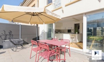 Cette maison mitoyenne de 2003 bénéficie d’un terrain de 1a 80ca et d'une surface de ± 220 m², dont ± 180 m² habitables. L'adresse du bien : 122, rue de Kirchberg à Luxembourg. 

Elle se compose comme suit :

au rez-de-chaussée, une entrée de ± 7 m² avec une armoire encastrée et un wc séparé ; un double garage en enfilade de ± 33 m² et une buanderie de ± 9 m².
Au 1er étage, un espace séjour/salle à manger disposant d'une cuisine ouverte, le tout de ± 60 m² avec un parquet massif au sol et une sortie sur une terrasse de ± 25 m² orientée sud.

Au 2ème étage, un palier de ± 8 m² donne sur une suite parentale de ± 14 m² avec sa salle de bain de ± 9 m² (baignoire, douche, double vasque et wc) et son dressing sur mesure de ± 5 m², ensuite sur deux chambres de ± 11 et 10 m².

Au 3ème étage, un palier s’ouvre sur deux chambres, chacune de ± 16 m², et une salle de bain de ± 7 m².

Le jardin clôturé et orienté au sud et un emplacement devant le garage complètent l’offre.

Le bien sera disponible à l'été 2021. 

Généralités :

- Maison récente, pas de travaux à prévoir ;
- 5 chambres à coucher ;
- 2 salles de bain ;
- Double garage et un emplacement ;
- Salon et jardin orientés sud ;
- Chauffage au gaz ;
- Double vitrage ;
- Sur le plateau de Kirchberg ;
- A 10 min. à pied des institutions européennes et de l’Ecole Européenne I.

Agent responsable : Katia Gravière au 661 33 29 82 ou katia@vanamaurits.lu
