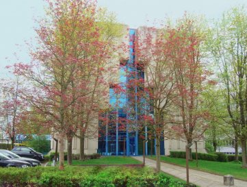 Diverses surfaces de bureaux à louer dans un immeuble situé à Luxembourg 3, rue Thomas Edison.

Bureaux entre 6m2 et 33 m2 disponibles dans Centre d'affaires.
Prix sur demande.
Prix au m2 : 70 Euro + TVA 17%

Moyennant un supplément, nous pouvons rendre la vie de votre entreprise encore plus agréable en vous offrant : 

Place de parking individuelle avec plaque nominative 
Inscription dans les annuaires luxembourgeois (versions papiers et en ligne)  Préparer vos noms de domaine, sites internet, adresses email, conception et impression de logo, du papier à  entête et de cartes de visite 

Services de secrétariat: Rédaction de document, réservation de voyage, affranchissement et préparation du courrier 
Mise en place de ligne téléphonique P&T, connexions Fax/ISDN/ADSL, Numéro(s) VOIP supplémentaire(s), WIFI individuel, LAN numéro IP fixe personnel  Equipement et fourniture de bureau supplémentaire
Réparation et maintenance 

Package standard de location

Bureau séparé, fermant à clefs  avec armoires intégrées 
Bureau, chaise, caisson fermant à clefs, petite fourniture et deux chaises pour les visiteurs 
Plaque nominative sur votre porte et boîte à lettre principale  
Les frais de location comprennent: le chauffage, l'électricité, l'assurance du bâtiment et le service de sécurité.

Package standard de service

Réception entre 08:30-17:30 du lundi à vendredi, incluant l'accueil et l'annonce des clients 
Parking pour visiteurs 
Nettoyage et maintenance 
Réception du courrier et livraisons, transmission par post ou email selon besoin   Réponse aux appels et transmission par email ou SMS
Connection WI-FI et Internet 
Connection standard fibre internet à grande vitesse
Utilisation de la photocopieuse réseau avec scan, impression, courriel et fax (copies facturées séparément) 
Café, thé et eau  
Utilisation de la salle de gymnastique, douches, cuisine et espace pause-café  Utilisation de la salle de conférence avec équipement de conférence vidéo, projecteur et écran (40hrs per year)   



Dépôt payable (peut-être payé endéans les 3 premiers mois) : 3 mois
Dans le service et les charges sont inclus - voir annexe
Bureaux disponibles de suite
Ref agence :102995