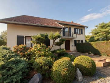 Ensemble immobilier. Situé à Arzviller, dans un environnement agréable, cet ensemble immobilier rare à la vente se compose d'une maison principale construite en 1989 ainsi que d'une maison secondaire de plain pied attenante, édifiée en 2025 et restant à finaliser.

L'ensemble offre de nombreuses possibilités, que ce soit pour une grande famille, un projet bi-familial, une activité professionnelle ou encore un investissement locatif (Airbnb, gîte, etc.).

La maison principale propose une distribution fonctionnelle et de beaux volumes :

- Un sous-sol complet semi-enterré comprenant un dégagement desservant une salle d'eau, une buanderie, un studio indépendant, une chaufferie, une pièce polyvalente ainsi qu'un garage.
- Un rez-de-chaussée avec une entrée menant à une cuisine ouverte, équipée et contemporaine avec accès direct à la terrasse, une salle à manger avec cheminée, un salon lumineux, un WC indépendant, un cellier et deux chambres.
- Un étage composé d'un dégagement, d'une salle de bain, d'un WC indépendant, de trois chambres supplémentaires ainsi que d'une salle de jeux.

La maison secondaire, de plain-pied et attenante, offre un beau potentiel d'aménagement. Elle se compose d'une entrée donnant sur une grande pièce de vie ouverte regroupant salon, salle à manger et cuisine, avec une baie vitrée permettant un accès direct à l'extérieur. L'espace nuit comprend deux chambres, dont une avec accès direct au jardin, ainsi qu'une salle d'eau, un WC indépendant et une buanderie. Cette seconde habitation pourra facilement être adaptée à un projet locatif, professionnel ou familial selon vos besoins.

L'ensemble est implanté sur un terrain de 1154 m², offrant un cadre agréable et de nombreuses possibilités d'aménagement extérieur.

Ce bien constitue une opportunité rare grâce à sa configuration et à son fort potentiel, que ce soit pour y vivre, investir ou développer une activité.

Les informations sur les risques auxquels ce bien est exposé sont disponibles sur le site Géorisques : www.georisques.gouv.fr

Vos agences Nord Sud Immobilier à Diemeringen, Sarreguemines, Rohrbach les Bitche et Bitche.