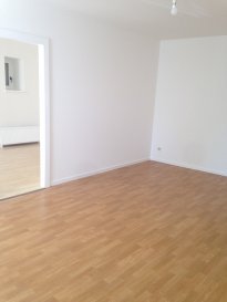 METZ, à proximité immédiate du Centre Saint Jacques et à 15 minutes à pied de la gare et des arrêts Mettis.

Beau F2 de 50 m2, au rez-de-chaussée d'un immeuble très bien entretenu.

Il est composé d'une entrée, séjour, cuisine spacieuse, chambre, salle de bains(baignoire), WC séparé.

Chauffage individuel au gaz.

LIBRE