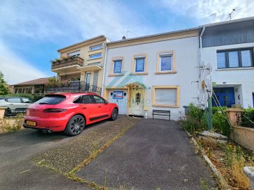 Belardimmo vous propose cette charmante maison de 174 m² située à Illange, idéale pour une famille à la recherche d’espace et de confort. Composée de 7 pièces dont 4 grandes chambres, cette maison dispose de nombreux atouts, à commencer par son séjour convivial et lumineux, parfait pour vos moments de détente en famille. 

La cuisine indépendante et fonctionnelle offre assez de place pour les repas en famille et bénéficie d’une agréable luminosité. Les autres pièces de vie, dont un spacieux salon, sont également baignées de lumière naturelle, mettant en valeur les volumes généreux de la maison. La configuration intérieure vous permet de personnaliser chacun des espaces selon vos besoins.

À l’extérieur, une cour et une allée privative facilitent le stationnement. Cette maison mitoyenne profite d’un emplacement calme, tout en étant proche des principales commodités et des accès routiers. Elle saura répondre à toutes les exigences d’une grande famille cherchant à s’installer dans un environnement agréable et paisible.

Pour plus d'informations veuillez contacter Monsieur David Kempf au 00 352 621 631 841 ou par mail David.kempf16@gmail.com
