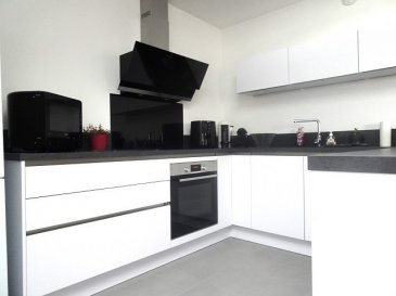 MANOM ( Maison Rouge)

Au calme dans une impasse.

Petite copropriété construite en 1997 comprenant 6 appartements.

Au deuxième et dernier étage.

Bel appartement F4 de 76,62 m2 + un balcon comprenant:

Une entrée avec rangements, une cuisine équipée de 2021 ouverte, un séjour donnant accès au balcon, un dégagement, deux chambres, un wc, une salle de bains (baignoire), un cellier-chaufferie.

Une place de parking privative
Un garage 1vl

Chauffage gaz (env 15 ans)
DV pvc et volets roulants 

A VOIR RAPIDEMENT