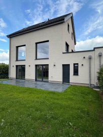 +++MAISON AVEC APPARTEMENT INTEGRÉ+++

Cette maison offre un cadre de vie très cosy,
chaleureux, intime et tranquille.

Superbe maison de HAUTE GAMME avec une surface habitable de +/- 147.9m2 sis sur un terrain de 3.37 ares situé à Nocher.
Cette belle maison neuve et moderne ce compose comme ceci:

- Au rez-de-chaussée on trouve un grand garage pour une voiture, buanderie, et appartement avec entrée complètement séparé de la maison comprenant, Living spacieux/Salle à manger avec espace cuisine donnant vers une belle terrasse et jardin sans vis à vis et clôture, une salle de douche, et une grande chambre à coucher et débarras.

- 1er étage vous disposer:
Très beau living/salle à manger, spacieuse cuisine ouverte très bien équipée avec des grandes baie vitrés, chambre à coucher, et salle de douche.

- Au 2ème étage:
Hall de nuit, ainsi que deux belles chambres à coucher, une salle de douche avec fenêtre et WC et local technique.

- Grenier/espace rangement.

Maison équipé des plusieurs panneaux solaire.

La maison dispose de finitions haute de gamme.
Prestations et matériaux de qualité (construction traditionnelle , menuiseries triple vitrage, porte de garage motorisée, portes, sanitaires, carrelages , etc.

Pour plus de renseignements ou une visite (visites également possibles le samedi sur rdv), veuillez contacter le 691 850 805.