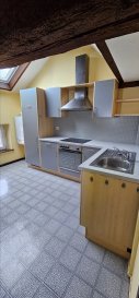 Idéalement situé, avec possibilité de parking privé, appartement F2 bis au dernier étage comprenant : Entrée, cuisine équipée, salle de bain, séjour.
A l'étage : mezzanine et une chambre.