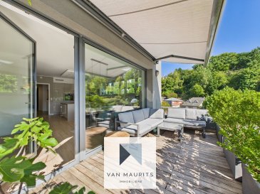 Située à Luxembourg-Rollingergrund (263, rue de Rollingergrund), proche de la forêt de Bambesch et du CHL, ce penthouse moderne de la classe énergétique A-A date de 2016 et dispose d'une surface habitable nette de ± 150 m².

Il se compose comme suit :

Au 4ème et dernier étage, un hall d'entrée de ± 10 m² nous conduit vers un espace ouvert de ± 57 m², composé d'un ensemble salon/salle à manger/cuisine. Une grande baie vitrée donne accès à une terrasse en bois, orientée au sud, avec sa marquise électrique et une vue panoramique sur la vallée de Rollingergrund. Cet étage possède également une chambre de ± 18 m² avec sa salle de bain de ± 5 m² (baignoire et lavabo) et un wc séparé de ± 4 m² (avec des branchements pour la machine à laver).

Le 3ème étage, accessible par un escalier, se compose d'un palier de ± 10 m² desservant : une chambre de ± 13 m² et une autre de ± 21 m² avec un coin dressing, facilement modulable en salle de douche. Une deuxième salle de bain de ± 5 m² (baignoire, lavabo), un wc séparé de ± 3 m² ainsi qu'une buanderie de ± 3 m² complètent cet étage.

L'appartement est vendu avec une cave privative et un emplacement intérieur disposant d'une prise électrique.

Le bien est sous bail emphytéotique.

Détails complémentaires :

- Centre de la ville à 5 min., CHL à 2 min. ;
- Vue panoramique ;
- Construction 2016, classe A-A ;
- Triple vitrage, châssis en bois/aluminium ;
- Chauffage au sol ; 
- Orientation sud ;
- Ascenseur ;
- Terrasse de ± 13 m² avec marquise électrique ;
- Cave et garage ;
- Charges 350 euros par mois ;
- Arrêt de bus à 100 m. ;
- Belles balades dans la nature environnante ;
- Le plan du bien et la visite virtuelle sont communiqués sur demande.

Agent responsable : Katia Gravière au 661 33 29 82 ou katia@vanmaurits.lu