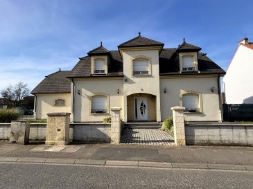 Construite en 2009 sur +/- 5,59 ares de terrain privatif clos, belle maison individuelle disposant de +/- 191 m2 habitables, comprenant :

Au rez-de-chaussée :
- Hall d'accueil avec placards intégrés.
- Toilette indépendant.
- Une chambre à coucher (ou bureau, salle de jeux, fitness, ?).
- Grand salon / salle à manger avec accès terrasse et jardin sur l'arrière exposés plein Sud.
- Belle cuisine équipée en partie ouverte sur salle à manger avec accès terrasse et jardin.
- Débarras.
- Buanderie / salle de douche à « l'italienne ».
- Garage pour 2 voitures chauffé avec accès au vide sanitaire de +/- 150 m2.

Au 1er étage :
- Hall d'étage.
- Bureau.
- 3 grandes chambres à coucher.
- Toilette indépendant.
- Salle de bains : baignoire et douche à « l'italienne ».
- Une pièce de +/- 20 m2 à utiliser à votre convenance (home cinéma, fitness).

A l'extérieur :
- Parkings.
- Abri de jardin.

En parfait état d'entretien, la maison ne nécessite aucun travail de rénovation et dispose de prestations de grand standing : menuiseries en PVC double vitrage thermique/phonique + anti-effraction - Volets roulants electriques avec telecommandes - chaudiere au gaz condensation et chauffage par le sol - Adoucisseur d'eau - Aspiration centralisée - Alarme et vidéo surveillance intérieur et extérieur - Escalier granit et garde-corps fer forgé d'art - Toiture traditionnelle avec tuiles écailles.

Situé à 7 km de Thionville, 30 km du Luxembourg et de Metz et à proximité immédiate des axes autoroutiers de l'A30 et de l'A31, transports publiques, écoles et commerces.
