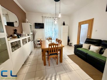 Nous vous proposons en exclusivité cette charmante maison unifamiliale, parfaitement entretenue et prête à être habitée sans nécessiter de travaux de rénovation.

Idéalement conçue pour une famille, elle se compose comme suit :

Rez-de-chaussée :
Hall d'entrée accueillant, cuisine équipée ouverte sur le living, WC séparé, cour arrière ainsi qu'une vaste annexe pouvant servir d'atelier.

1er étage :
Deux chambres à coucher et une grande salle de bain.

Mansarde :
Un bureau ou chambre d'enfant, une grande chambre à coucher avec espace bureau et une salle de douche privative.

Sous-sol :
Deux grandes pièces aménagées en buanderie, caves et espaces de rangement.

Située en plein coeur de la ville, la maison bénéficie de la proximité immédiate des commerces, écoles, transports en commun et de toutes les commodités du centre-ville.

Disponibilité à convenir.
Pour toute demande de visite ou informations complémentaires, n'hésitez pas à nous contacter au 265341 ou directement notre agent Mme VEIGAS au 621 505 621 ou par mail au cristina.veigas@cl-immo.lu

Les frais d'agence sont compris dans le prix de vente et à charge du vendeur.
