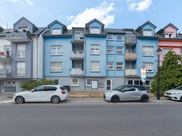 L'agence CHAVES en collaboration avec l'agence BOMEL IMMO un appartement situé à Tétange, au 1er étage d'une résidence construite en 2005, avec une surface habitable de 63,46 m² cet appartement offre un agencement fonctionnel ainsi que des espaces extérieurs particulièrement appréciables.

L'appartement se compose comme suit :

Hall d'entrée ;
Agréable living avec cuisine ouverte, donnant directement accès à un balcon d'environ 4 m² ;
Une chambre à coucher et un petite chambre ou bureau d'environ 13,70 m² et 10 m² ;
Salle de douche avec WC
Le bien est complété par une cave privative, une buanderie, ainsi qu'une place de parking extérieure.

Un véritable atout de cet appartement est son jardin privatif d'environ 100 m², offrant un bel espace extérieur supplémentaire pour profiter des beaux jours.