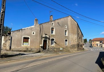 Grande maison de village. NOUVEAU PRIX DE VENTE !

En exclusivité chez AGORA IMMOBILIER :

Gros potentiel à exploiter pour cette maison de village d'une surface habitable d'environ 157 m² .

Elle offre au rez-de-chaussée une entrée, une cuisine, un salon, un séjour, une chambre, une salle d'eau et un WC séparé.
A l'étage, un pallier, 2 chambres spacieuses et d'un bel espace ouvert avec mezzanine.
Une chaufferie d'environ 24 m², une cave voutée, une écurie d'environ 120m² sur 2 niveaux et un garage complètent ce bien situé sur 817m² de terrain.

DPE réalisé selon la nouvelle version :
Performance énergétique : F
Performance climatique : F
Le montant estimé des dépenses annuelles pour un usage standard est compris entre 3.960 Euros et 5.358 Euros (prix moyen des énergies indexés au 1er janvier 2021).
Honoraires inclus à charge vendeur.

AGORA BRIEY 03 82 20 25 26