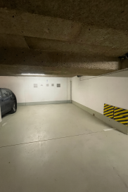 Situé dans une résidence bien entretenue à Cessange, cet emplacement double offre une solution pratique pour deux véhicules ou pour une voiture avec espace supplémentaire pour motos, vélos ou rangement.

Facile d'accès
Résidence propre et soignée
Entrée sécurisée
Convient à tout type de véhicule

Idéal pour des résidents du quartier ou pour un investissement dans une zone recherchée.

Localisation : Cessange, environnement calme et bien desservi.

Pour toute information complémentaire ou pour convenir d'une visite, merci de nous contacter au 621778510 ou par mail contact@objektivwunnen.lu