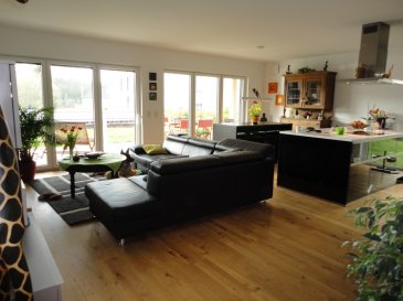 !!!!! Sous compromis !!!!
BELARDIMMO vous propose en EXCLUSIVITÉ ce magnifique triplex luxueux d'environ 230m2 au dernier étage d'une belle résidence; il se compose comme suit: 

À l'étage 1 il y a un hall d'entrée avec placards, une cuisine équipée ouverte  Ensuite il y a 2 chambres à coucher avec dressing, une salle de douche avec une douche italienne luxueuse, un spacieux salon-salle à manger, un grand balcon.

À l'étage 2 vous trouverez encore un hall,  une grande chambre avec dressing, et une suite parentale  avec une salle de bain privative comprenant  une baignoire et une douche à l'italienne .


 Curieux s'abstenir.

Pour plus d'informations et de photos supplémentaires contacter l'agence. 
Ref agence :DK130B