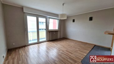 APPARTEMENT 3 PIECES AVEC VUE IMPRENABLE, CAVE ET PARKING - .  Venez découvrir à LAXOU limite NANCY, secteur Terrasse des Vosges, ce superbe appartement de 3 pièces principales, d'une surface habitable de 74m2, situé au 6ème et dernier étage d'une Résidence entretenue avec ascenseur dénommée « LE MERIDIEN ». Offrant : une entrée avec placards, un WC indépendant, une pièce de vie de 18.15m2 avec accès sur un premier balcon de 3.71m2 (offrant une vue imprenable sur les hauteurs de NANCY et son agglomération), une cuisine séparée semi-équipée avec accès sur un second balcon de 2.53m2, 3 chambres dont une avec placards (10.16m2, 11.91m2 et 10.61m2), ainsi qu'une salle de bains. Cave privative de 5.32m2 au rez-de-chaussée, permettant un espace de stockage supplémentaire. Emplacement de stationnement privatif couvert. Système de chauffage et eau collectif (vous payez uniquement votre consommation personnelle grâce aux capteurs placés sur chaque radiateur et aux robinets thermostatiques). Loyer : 790.00 EUR charges comprises (soit 655.00 EUR de loyer + 135.00 EUR de charges comprenant l'eau, le chauffage, l'électricité des parties communes, l'entretien des parties communes et de l'ascenseur, ainsi que la taxe des ordures ménagères). Dépôt de garantie : 655.00 EUR. Honoraires : 700.00 EUR TTC dont 221.00 EUR pour l'état des lieux. Si vous avez besoin d'aide dans votre recherche de logement, votre agence AGENCE DE BOUFFLERS se fera un plaisir de vous aider. www.agencedeboufflers.fr. DISPONIBLE IMMÉDIATEMENT.
Les informations sur les risques auxquels ce bien est exposé sont disponibles sur le site Géorisques : www.georisques.gouv.fr