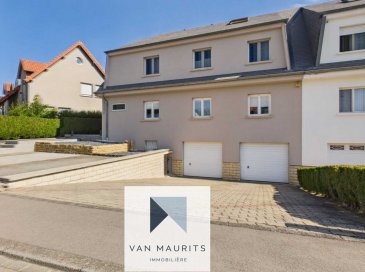 Au calme à Kehlen, dans un quartier résidentiel recherché, ce spacieux duplex de ± 172 m² habitables fait partie d'une maison bi-familiale, sa luminosité et son agencement fonctionnel réparti sur 2 niveaux est idéal pour une famille.

Au premier étage, le hall d'entrée de ± 12 m² mène vers le séjour lumineux de ± 32 m² avec cheminée insert, ainsi qu'une cuisine équipée de ± 21 m². Ce niveau comprend également une chambre de ± 14 m², un bureau ou chambre supplémentaire de ± 19 m², une salle de bain de ± 7 m² et un WC séparé de ± 3 m².

Au deuxième étage, un grand palier de ± 20m² mène à trois chambres de ± 16 m², ± 12 m² et ± 9 m² et vers une salle de douche de ± 5 m²

Au sous-sol, de deux caves d'environ 5 m² et 13 m² ainsi que d'un garage de ± 25 m² et un emplacement de parking extérieur.

Détails complémentaires :
Passeport énergétique - E - E
Châssis en PVC double vitrage, volets électriques
Climatisation, un adoucisseur d'eau
Vue dégagée

La situation est idéale, à proximité immédiate des commerces, écoles, restaurants, pharmacie, infrastructures sportives, pistes cyclables et transports en commun.  
Contact : Jimmy de Brabant mob : +352 661 167 494 - jimmy@vanmaurits.lu