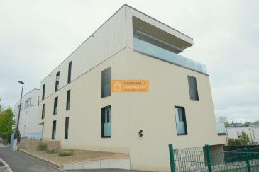 Please find the english version below.<br><br>Beau penthouse de haut standing avec une surface de 154 m2 habitable  plus 75 m2 de terrasse, situé sur la totalité du dernier étage.<br><br>Le penthouse dispose de :<br>Hall d\'entrée, grand living/salle à manger lumineux, cuisine équipée avec grand débarras/buanderie, 3 chambres à coucher dont une dispose de sa propre salle de bain + WC. On dispose également d\'une deuxième salle de bain + WC, 1 WC séparé, grande terrasse, cave et 2 emplacements intérieurs.<br><br>A voir absolument.<br><br>La résidence se trouve dans la rue des Maraichers, une rue calme avec une aire de jeux pour enfants ainsi qu\'à proximité des instituts européennes, écoles, supermarché, tram, arrêts de bus, cinéma, restaurants?..etc<br><br><br>Beautiful penthouse  with a livingspace of ??154 m2 plus 75 m2 of terrace, located on the entire top floor.<br><br>The penthouse has:<br>Nice entrance hall, large bright living / dining room, nice big kitchen with large storage / laundry room, 3 bedrooms, one of which has its own bathroom and WC. There is also a second bathroom  with WC, 1 separate WC, large terrace, cellar and 2 indoor parkings.<br><br>A must see.<br><br>The residence is located in rue des Maraichers, a quiet street with a children\'s play area as well as close to the european institutes, schools, supermarket, tram, bus stops, cinema, restaurants ... etc.<br>