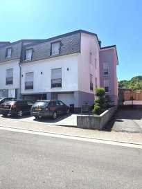 Joli appartement situé dans le petit village de Greiveldange a 15 minutes de la ville de Luxembourg.

Faisant partie d'une maison bi familiale, cet appartement d'une surface de +/-89m² construit en 2011 est composé de cet appartement sur le marché séduit par son cadre paisible, ses beaux volumes et son fort potentiel d'agrandissement à laquelle s'ajoute un grenier aménageable de ± 40 m², la superficie totale atteint ± 129 m². 
De quoi imaginer une troisième chambre et une seconde salle de bain.

- Hall d'entrée
- Cuisine équipée ouverte, Salon et salle à manger donnant vers balcon sans vis à vis orientée à l'ouest et grande terrasse privative
- deux belles chambres à coucher
- 1 salle de bain avec baignoire et fenêtre 
- WC séparée 
- Grenier aménageable de +/- 40m2
- grand Garage fermée pour deux voitures et deux motos et deux emplacements de parking à l'extérieure
- grande cave avec buanderie privatif
- double vitrage volets électriques
- Chauffage au sol dans tout l'appartement

Située dans la commune de Stadtbredimus, nichée entre forets et domaines viticoles, Greiveldange bénéfice d'une position privilégiée à l'Est de Luxembourg.
Idéalement reliée au réseau de bus et proche de la gare d'Oetrange, qui relie le Kirchberg, Greiveldange fera le bonheur des amoureux de la nature.
Les circuits de randonnée de la Moselle sont tout proche, et Remich se trouve à 5mn.A quelques mètres vous avez l'arrêt de bus et l'école.

Pour plus de renseignements ou une visite (visites également possibles le samedi sur rdv), veuillez contacter le 691 850 805.

Proposition de crédit/financement à taux compétitif d'une banque luxembourgeoise incluse dans nos services gratuit.