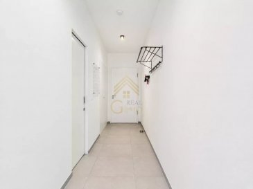 Situé à Belval, quartier moderne et dynamique du sud du Luxembourg, cet appartement bénéficie d’un emplacement recherché à proximité des commerces, restaurants, transports et nombreuses commodités.

 Livré en 2024, ce bel appartement de 58 m² offre un cadre de vie contemporain, lumineux et fonctionnel. Il se compose d’un hall d’entrée, d’une cuisine entièrement équipée ouverte sur le living, créant un espace convivial et agréable, d’une chambre à coucher ainsi que d’une salle de douche. Une cave privative et un emplacement de parking intérieur complètent ce bien. 

La résidence propose également une salle de sport à disposition des résidents ainsi qu’un studio disponible à la location à la journée, une solution pratique pour accueillir famille ou amis. Les charges mensuelles s’élèvent à 250 €. 

Un appartement récent et parfaitement entretenu, idéal pour une résidence principale ou un investissement au cœur de Belval.

Nous restons à votre disposition pour tout renseignement complémentaire ou visite des lieux au 28 66 39 1.

Les prix s'entendent frais d'agence + TVA inclus.

 ---------- 
Located in Belval, a modern and vibrant neighborhood in southern Luxembourg, this apartment enjoys a sought-after location near shops, restaurants, public transportation, and numerous amenities.

 Scheduled for completion in 2024, this beautiful 58 m² apartment offers a contemporary, bright, and functional living environment. It features an entryway, a fully equipped kitchen that opens onto the living room—creating a warm and inviting space—a bedroom, and a shower room. A private storage unit and an indoor parking space round out this property. 

The residence also features a gym available to residents, as well as a studio available for daily rental—a convenient solution for hosting family or friends. Monthly service charges amount to €250. 

A recently built and perfectly maintained apartment, ideal as a primary residence or investment in the heart of Belval.

Please feel free to contact us at 28 66 39 1 for any additional information or to schedule a viewing.

Prices include agency fees and VAT.
