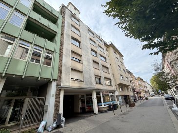 Situé en plein centre-ville, au rez-de-chaussée, de la résidence avec grandes vitrines sur rue, un local commercial de +/- 85 m², comprenant :

- Surface commerciale composée de 3 pièces communicantes.
- Petite terrasse sur l'avant.
- Locaux sanitaires homme et femme.
- Petite réserve / rangement.
- Garage fermé pour 1 voiture.
- 1 parking extérieur.

Actuellement exploité comme « salon de thé ».

Disponible le 01/12/2026.
Tous types de commerces autorisés hors café / Snack.