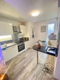 Situé au cœur du nouvel éco-quartier de Metz Queuleut, cet appartement 2 pièces de 44 m² se trouve dans une résidence moderne construite en 2019, au 1er étage avec ascenseur.

Il se compose d’une entrée, d’un séjour lumineux avec cuisine ouverte équipée, donnant accès à une terrasse d'environ  5 m².

L’espace nuit comprend une chambre, ainsi qu’une salle d’eau moderne avec douche à l’italienne et WC.

L’appartement est en très bon état, aucun travaux à prévoir.
Chauffage éléctrique.

Annexes et prestations : 
- 1 place de parking privative en sous-sol
- 1 place de parking privative extérieure
- Local poubelle et local vélo

Résidence récente et bien entretenue

DPE et GES : en cours

Ce bien conviendra parfaitement pour un premier achat, un couple ou un investissement locatif, dans un environnement calme et agréable, tout en restant proche des commodités.