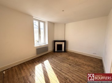 APPARTEMENT 2 PIECES NANCY MON DESERT.  Venez découvrir à NANCY, secteur MON DESERT, cet appartement de 2 pièces principales, d'une surface de 35.45m2, situé au deuxième étage d'un petit immeuble. Offrant : une cuisine équipée avec espace de rangement, une pièce de vie, une chambre et une salle d'eau avec WC. Système de chauffage individuel électrique. Idéalement situé, proche de toutes commodités (commerces, transports, écoles...). Loyer : 480.00 EUR charges comprises (soit 455.00 EUR de loyer + 25.00 EUR de provision sur charges comprenant l'eau froide, l'électricité des parties communes, l'entretien des parties communes, ainsi que la taxe des ordures ménagères). Dépôt de garantie : 455.00 EUR. Honoraires : 389.00 EUR TTC dont 106.00 EUR pour l'état des lieux. Si vous avez besoin d'aide dans votre recherche de logement, votre agence AGENCE DE BOUFFLERS se fera un plaisir de vous aider. www.agencedeboufflers.fr. DISPONIBLE IMMEDIATEMENT.
Les informations sur les risques auxquels ce bien est exposé sont disponibles sur le site Géorisques : www.georisques.gouv.fr