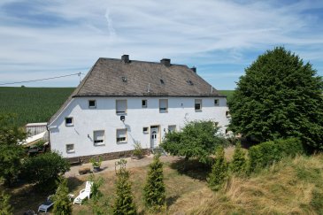 Eingebettet in die reizvolle Landschaft des Naturparks Südeifel erwartet Sie dieses gepflegte Dreifamilienhaus in der idyllischen Ortsgemeinde Sevenig an der Our. Die Kombination aus großzügigem Grundstück, drei nahezu identischen Wohneinheiten und der naturnahen Lage macht diese Immobilie zu einer attraktiven Gelegenheit für Kapitalanleger, Mehrgenerationenfamilien oder Käufer, die Wohnen und Vermieten miteinander verbinden möchten.

Das im Jahr 1928 errichtete Wohnhaus wurde in den vergangenen Jahren kontinuierlich modernisiert und bis 2021 laufend renoviert. Auf rund 210 m² Wohnfläche, verteilt auf drei abgeschlossene Wohneinheiten mit jeweils ca. 70 m², bietet die Immobilie vielfältige Nutzungsmöglichkeiten.

Jede Wohnung verfügt über einen durchdachten Grundriss mit Wohnzimmer, Küche, zwei Schlafzimmern ? alternativ eignet sich eines der Zimmer ideal als Homeoffice ?, einem Duschbad mit WC sowie einem separaten Gäste-WC. Zwei der Wohnungen sind bereits mit einer Einbauküche ausgestattet. Eine Wohnung sorgt zusätzlich mit einem gemütlichen Holzofen für behagliche Wärme und eine besonders wohnliche Atmosphäre.

Alle Wohneinheiten sind unterkellert und verfügen zusätzlich über einen eigenen Spitzboden, der wertvolle Lager- oder Ausbaumöglichkeiten bietet. Weitere ca. 80 m² Nebenflächen schaffen zusätzlichen Stauraum und erhöhen die Flexibilität der Nutzung.

Das weitläufige Grundstück mit 3.782 m² eröffnet zahlreiche Möglichkeiten. Ein liebevoll angelegter Garten mit etwa 500 m², großzügige Terrassenbereiche für jede Wohneinheit sowie weitläufige Freiflächen schaffen ideale Voraussetzungen für entspanntes Wohnen im Grünen.

Ausstattung
Dreifamilienhaus mit drei abgeschlossenen Wohneinheiten
Baujahr 1928
Laufend modernisiert und renoviert bis 2021
Grundstück ca. 3.782 m²
Wohnfläche insgesamt ca. 210 m²
Drei Wohnungen mit jeweils ca. 70 m² Wohnfläche
Je Wohnung:
Wohnzimmer
Küche
Zwei Schlafzimmer (alternativ Büro)
Duschbad mit WC
Separates Gäste-WC
Zwei Einbauküchen
Eine Wohnung mit gemütlichem Holzofen
Jede Wohnung mit eigenem Keller
Jeweils eigener Spitzboden/Dachboden
Ca. 80 m² zusätzliche Nebenflächen
Bodenbeläge aus Holzdielen, Fliesen und Laminat
Holztreppen
Öl-Zentralheizung
Zwei Garagen
Rund zehn Stellplätze
Großzügige Terrassenmöglichkeiten für alle Wohneinheiten
Angelegter Garten mit ca. 500 m²
Zwei Brunnen

Ein besonderes Highlight sind die zwei Brunnen und das großzügige 3.782 m² große Grundstück. Neben den weitläufigen Garten- und Freiflächen bietet es zusätzliche Entwicklungsmöglichkeiten. Nach Auskunft des Eigentümers befinden sich auf dem Grundstück mehrere bebaubare Bereiche (Baufenster), die interessante Perspektiven für eine Erweiterung oder einen zusätzlichen Baukörper eröffnen. Ob Anbau, Umbau oder eine weiterführende bauliche Entwicklung ? hier profitieren Käufer von außergewöhnlichem Potenzial. Die konkrete Bebaubarkeit ist im Rahmen der jeweils geltenden baurechtlichen Vorschriften mit der zuständigen Baubehörde abzustimmen.