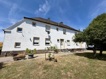 Eingebettet in die reizvolle Landschaft des Naturparks Südeifel erwartet Sie dieses gepflegte Dreifamilienhaus in der idyllischen Ortsgemeinde Sevenig an der Our. Die Kombination aus großzügigem Grundstück, drei nahezu identischen Wohneinheiten und der naturnahen Lage macht diese Immobilie zu einer attraktiven Gelegenheit für Kapitalanleger, Mehrgenerationenfamilien oder Käufer, die Wohnen und Vermieten miteinander verbinden möchten.

Das im Jahr 1928 errichtete Wohnhaus wurde in den vergangenen Jahren kontinuierlich modernisiert und bis 2021 laufend renoviert. Auf rund 210 m² Wohnfläche, verteilt auf drei abgeschlossene Wohneinheiten mit jeweils ca. 70 m², bietet die Immobilie vielfältige Nutzungsmöglichkeiten.

Jede Wohnung verfügt über einen durchdachten Grundriss mit Wohnzimmer, Küche, zwei Schlafzimmern ? alternativ eignet sich eines der Zimmer ideal als Homeoffice ?, einem Duschbad mit WC sowie einem separaten Gäste-WC. Zwei der Wohnungen sind bereits mit einer Einbauküche ausgestattet. Eine Wohnung sorgt zusätzlich mit einem gemütlichen Holzofen für behagliche Wärme und eine besonders wohnliche Atmosphäre.

Alle Wohneinheiten sind unterkellert und verfügen zusätzlich über einen eigenen Spitzboden, der wertvolle Lager- oder Ausbaumöglichkeiten bietet. Weitere ca. 80 m² Nebenflächen schaffen zusätzlichen Stauraum und erhöhen die Flexibilität der Nutzung.

Das weitläufige Grundstück mit 3.782 m² eröffnet zahlreiche Möglichkeiten. Ein liebevoll angelegter Garten mit etwa 500 m², großzügige Terrassenbereiche für jede Wohneinheit sowie weitläufige Freiflächen schaffen ideale Voraussetzungen für entspanntes Wohnen im Grünen.

Ausstattung
Dreifamilienhaus mit drei abgeschlossenen Wohneinheiten
Baujahr 1928
Laufend modernisiert und renoviert bis 2021
Grundstück ca. 3.782 m²
Wohnfläche insgesamt ca. 210 m²
Drei Wohnungen mit jeweils ca. 70 m² Wohnfläche
Je Wohnung:
Wohnzimmer
Küche
Zwei Schlafzimmer (alternativ Büro)
Duschbad mit WC
Separates Gäste-WC
Zwei Einbauküchen
Eine Wohnung mit gemütlichem Holzofen
Jede Wohnung mit eigenem Keller
Jeweils eigener Spitzboden/Dachboden
Ca. 80 m² zusätzliche Nebenflächen
Bodenbeläge aus Holzdielen, Fliesen und Laminat
Holztreppen
Öl-Zentralheizung
Zwei Garagen
Rund zehn Stellplätze
Großzügige Terrassenmöglichkeiten für alle Wohneinheiten
Angelegter Garten mit ca. 500 m²
Zwei Brunnen

Ein besonderes Highlight sind die zwei Brunnen und das großzügige 3.782 m² große Grundstück. Neben den weitläufigen Garten- und Freiflächen bietet es zusätzliche Entwicklungsmöglichkeiten. Nach Auskunft des Eigentümers befinden sich auf dem Grundstück mehrere bebaubare Bereiche (Baufenster), die interessante Perspektiven für eine Erweiterung oder einen zusätzlichen Baukörper eröffnen. Ob Anbau, Umbau oder eine weiterführende bauliche Entwicklung ? hier profitieren Käufer von außergewöhnlichem Potenzial. Die konkrete Bebaubarkeit ist im Rahmen der jeweils geltenden baurechtlichen Vorschriften mit der zuständigen Baubehörde abzustimmen.