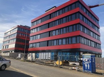 Nouvelle Construction de 3 Immeubles de bureaux comprenant des plateaux à partir de 444 m2 jusqu'à 607m2, conforme aux dernières réglementations environnementales européennes, comprenant 250 places parkings.
Livraison  fin 2018- 2.phase fin 2019 
Livraison bureaux *Clé en Main*
 Dimensions façade allant de 24 m Bloc A et B à 34 m pour le bloc C.
Prix de location pouvant varier suivant les finitions de matériaux choisis.

Description situation:
Ce projet immobilier bénéficie d'une situation unique, car situé à Livange,au sud de la capitale(10min),dans la commune de Roeser ,avec facilités d'accès immédiate à l' autoroute allant vers la France , à 8 Km du centre de Luxembourg et à 10 Km de l'aéroport international.
Restaurations et Hôtel IBIS / ACCOR /restaurant TURI sont situés sur le même site.
Parmi les occupants ayant déjà choisi cette localisation citons parmi d'autres Valentino Caffè , Socotec,Olky....

Ref agence :Domaine de Livange  C04