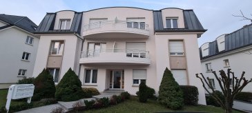 Luxcess21 vous propose en location:
un jolie appartement de 83 m2 au rez de jardin d'une petite résidence comprenant:
2 chambres à coucher,
un grand living avec salle à manger avec accès à la grande terrasse ,
 cuisine équipée séparée, une salle de bain (baignoire/douche) 
un WC séparé, terrasse 25 m2, une cave,un emplacement intérieur, buanderie commune,  situation très calme (op der Sterz)
 école + arrêt bus à proximité (200 m)
Loyer 1550 € + 180 € charges
Libre fin décembre 220
Personne de contact M. Theissen 671 282 494
