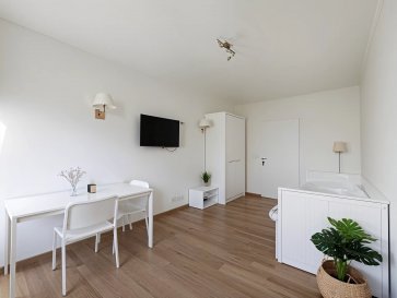 À louer – Studio 23 m² – Luxembourg-Centre (rue Michel Rodange)

Loyer mensuel : 1.300 €
Charges mensuelles : 200 €
Disponibilité : immédiate

Charmant studio de 23 m² meublé, idéalement situé au cœur de Luxembourg-Ville, dans un quartier recherché et à proximité de toutes commodités (transports, commerces, restaurants, institutions).

Au deuxième étage avec ascenseur, ce studio se compose d’une pièce principale lumineuse avec kitchenette équipée, d’une salle de douche avec WC et des espace de rangement optimisés. Une cave privative est également incluse dans la location.

Idéal pour une personne seule ou un pied-à-terre en centre-ville.

Conditions :

Caution : 2 mois de loyer (2.600 €)

Frais d’agence : ½ mois de loyer + TVA


>>>> Contactez-nous au 691 216 830 ou par e-mail : smarrocco@newkeys.lu pour toute information complémentaire ou pour organiser une visite.

 ---------- 
FOR RENT - 23 m² Studio - Luxembourg-Centre (rue Michel Rodange)

Monthly rent: €1,300
Monthly charges: €200
Availability: Immediate

This charming, furnished 23 m² studio is ideally located in the heart of Luxembourg City, in a sought-after neighborhood with all amenities nearby (public transport, shops, restaurants, institutions).

The studio consists of a bright main room with an equipped kitchenette, a shower room with a toilet, and optimized storage space. A private cellar is also included in the rental.

Ideal for a single person or as a pied-à-terre in the city center.

Conditions:

Deposit: 2 months' rent (€2,600)
Agency fees: ½ month's rent + VAT

Contact us at 691 216 830 or by e-mail at smarrocco@newkeys.lu for any further information or to schedule a viewing.