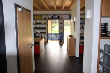 Ce bâtiment individuel, d'une surface total de 131m2, plein pied, va vous séduire à plusieurs niveaux! 
La construction en bois (type maison passive) est garant d'un climat de bien-être, la luminosité naturelle, due à la conception ouverte, et la situation en retrait de la route, entourée de verdure, sont des atouts rares.
Lieu idéal pour travailler dans un ambiance détendue!
 
Composition:
Deux bureaux  individuels meublés de  - 20 et 21 m2
Deux bureaux meublés offrant 2 fois 4 emplacements de travail confortables de  - 50m2 en totalité
Une salle de réunion meublée  de  - 12 m2 permettant des réunions confortables pour 8 personnes 
Un local technique ' câblage informatique et électrique  posé dans les meubles
Un coin cuisine café avec frigo et lave vaisselle
Un emplacement pour grande copieuse 
WC  homme/dame séparé
Jardin/pelouse arboré
8 parkings intérieurs
Plan sur demande
A voir vite!

Ref agence :725979