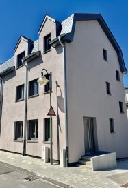 PETANGE-RODANGE, 1.049.000 Euros

Superbe Maison 3 côtés libres Basse Energie A+ (+-249,5m2) sur un Terrain (+- 1,89ares).  
Construction 2024. Objet très bien entretenu dans un environnement calme près de toutes commodités.

Sous-sol :  
2 Caves (+- 2X 12m2) / Buanderie (+-12m2) / Salle de chauffage (+-6m2)

Garage (1 place de stationnement intérieur +-15m2)

Rez-de-chaussée :  
Hall d'entrée (+-6m2), salon très lumineux et spacieux (+-25m2), cuisine séparée équipée (valeur 30.000 Euros / +-16m2) avec accès à la terrasse (+-20m2) et jardin (+-1 are / exposition nord-est), WC séparé (+-2m2).

1er étage :  
1 chambre (+-12m2) avec terrasse (+-4m2), suite parentale (+-20m2) avec dressing et douche italienne, salle de bain (+-6m2), WC séparé (+-2m2).

2ème étage :  
1 chambre (+-10m2), 1 chambre (+-14m2), 1 chambre ou bureau (+-9m2), douche italienne (+-5m2).

Équipements :  
Dalles en béton, chauffage par le sol (pompe à chaleur air-eau) (2024), toit (ardoise / isolé / 2023), électricité (2023), façade (2024 / isolation extérieure), installations sanitaires (2024), triple vitrage avec volets électriques (2023), détecteurs de fumée, fibre optique.

Offre à saisir....

***HERBY IMMO = MEILLEURS PRIX DU MARCHÉ***

(Herby Immo vous garantit le meilleur prix d'achat sur le marché)

(Proposez nous un bien à vendre ou à louer chez Herby Immo et GAGNEZ facilement de l'argent)