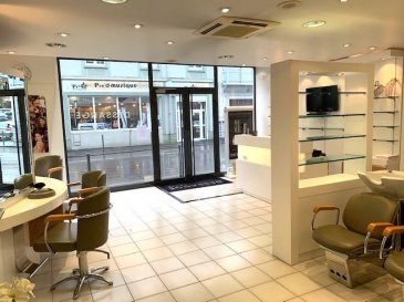 L'agence IMMOLORENA de Pétange en collaboration avec FRONGIA SARL Agence Immobilière a choisi pour vous  AU CENTRE VILLE DE LONGWY-BAS UN LOCAL COMMERCIAL D'UNE SUPERFICIE DE 95M² (salon de coiffure) OU TOUT AUTRES ACTIVITES COMMERCIALES.
COMPRENANT: 
- Une entrée, 
- Une grande salle avec 3 vitrines, 
- Un vestiaire, 
- Un bureau, 
- Un WC, 
- Une cave.

NORMES HANDICAPEES.
CLIMATISATION REVERSIBLE.
DOUBLE VITRAGE.
STATIONNEMENT FACILE.
LE TOUT EN PARFAIT ETAT.
LOCAL DISPONIBLE DE SUITE.

Pour tout contact:
Joanna RICKAL: 621 36 56 40 (FR)
Vitor Pires: 691 761 110 (PT, IT, UK, FR)

L'agence ImmoLorena est à votre disposition pour toutes vos recherches ainsi que pour vos transactions LOCATIONS ET VENTES au Luxembourg, en France et en Belgique. Nous sommes également ouverts les samedis de 10h à 19h sans interruption.
Demander plus d’informations