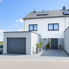 Sublime maison libre de 3 côtés, située à Ettelbruck.

Prix de vente : 999.000€

Caractéristiques principales :
- Certificat énergétique : BB
- Année de construction : 2022
- Surface habitable : +- 140m2

Rez-de-chaussée :
- Hall d'entrée
- Spacieux salon avec accès à la terrasse et au jardin
- Cuisine ouverte équipée
- WC séparé
- Buanderie/Salle technique

Premier étage :
- Hall de nuit
- 3 chambres dont une avec un dressing
- Salle de bain

Combles aménageables

Parking :
- Garage fermé pour une voiture
- Espace devant la maison pour 2 voitures

Atouts de cette maison :
- Terrasse: +- 25m2
- Jardin: +- 110m2
- Panneaux solaires
- VMC
- Chauffage au sol
- Triple vitrage
- Chauffage au gaz
- Volets électriques

Environnement calme, à proximité de toutes les commodités.

Pour toute information complémentaire, veuillez contacter :
Moura Jemp
+352 621 21216646

Les surfaces et dimensions sont données à titre indicatif.

#ettelbruck #Luxembourg #maison #immobilier #fyp