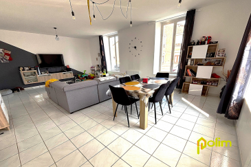 Nouveauté dans village proche A31.  Très grande maison de village de 179m2 totalement rénovée comprenant au RDC une belle cuisine équipée, un grand salon séjour de 42 m2 très lumineux, quatre chambres à l'étage avec une salle de bain - douche et un grenier. Cave.
 Terrasse et jardinet sur le devant de la maison. Aucun travaux à prévoir. 
 Les informations sur les risques auxquels ce bien est exposé sont disponibles sur le site Géorisques : www.georisques.gouv.fr