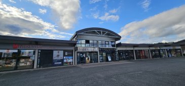 Local situé en plein coeur de la zone commerciale, offrant une excellente visibilité et un fort passage. Idéal pour développer votre activité, il offre une surface spacieuse sur deux niveaux, adaptée à différents types de commerces ou services, une grande vitrine et un stationnement aisé à proximité immédiate. 
Classe énergie en cours