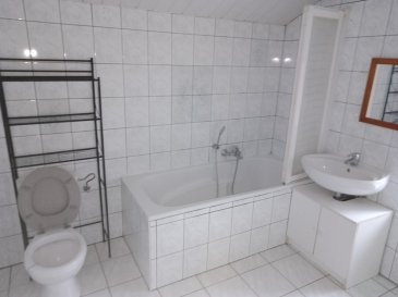 Maison Jumelée de type F3 de 64.24 m² Comprenant
RDC : Séjour, Chambre, WC, Cuisine
Etage : salle d'eau et WC, 2 Chambres
Grenier, Cave, Jardin, Chauffage au GAZ
Frais d'Agence 400 €UROS