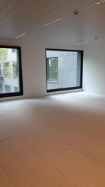 REMAX Real Estate Services, Spécialiste de l'immobilier au Luxembourgi, vous propose à la location à STRASSEN, proche de toutes lcommodités et voies d'accès autoroutiers , ce magnifique espace Bureau à moduler et personnaliser selon vos besoins et gouts.

Situé au 1er étage (ascenseur) d'un bâtiment ultra moderne, HIGH TECH, certifié BREEAM,  aux normes environnementales et énergétiques actuelles ce bureau open-space, vous est livré neuf et modulable selon l' engagement de durée. 
Doté de grandes baies vitrées, de spécificités techniques ultra-moderne (façade active, câblages électrique et informatique, gaines au sol...) à découvrir sur place, cet espace bureau vous séduira par son calme absolu.
Conçu, afin d'optimiser le confort visuel, acoustique et thermique.il est issu d'une nouvelle génération de bureaux high tech étonnant.
Au sein d'un bâtiment inscrit dans la catégorie des constructions durables, il assure la qualitè de vie et de travail de ses occupants

Nombreuses places de parking intérieures sécurisées à disposition, à la location

Important : Possibiité également 
- d'un espace bureau de 95,33 m2 m2 à 2765 € ht/mois
- d'un espace bureau de 343,33 m2 à 9947 € ht/mois

Contact Bertrand GILL   GSM  691 89 80 10 pour plans, visite, études et demandes particulières.

Ref agence :5095687
