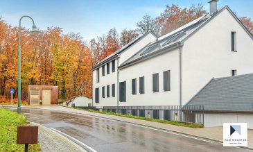 Cet appartement neuf de ± 88 m² situé au rez de chaussée d'un immeuble comportant 5 appartements datant de 2019 ce compose comme suit :

 Un hall d’entrée de ± 9 m² donnant accès à deux chambres à coucher de ± 16 et 12 m², au séjour avec cuisine aménagée et équipée de ± 34 m², avec accès à la terrasse avec loggia de ± 17 m² orienté - Ouest. Une salle de bain de ± 5 m², une salle de douche de ± 6 m², un débarras de ± 2 m² et un WC séparée de ± 2 m².

 Deux emplacements extérieurs et une cave ± 5m² complètent l'offre.

Loyer mensuel de 1.810 €

Charges mensuelles de 250 €

Loyer mensuel des parkings 140 €
 

Généralités ;

Appartement très bien situé tout près de la forêt,

Carrelage et parquet au sol,
